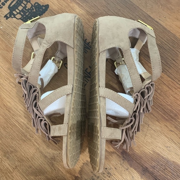 Kenneth Cole Reaction | NWOB Audra Struck Sand Fringe T-Strap Sandal 6 - Picture 5 of 17